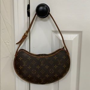 LOUIS VUITTON Pochette Croissant